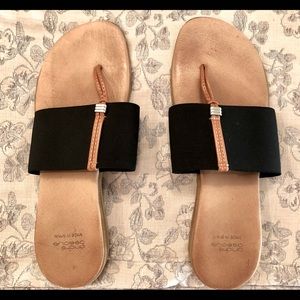 Barely worn Andre Assous GREAT CONDITION. Comfy!